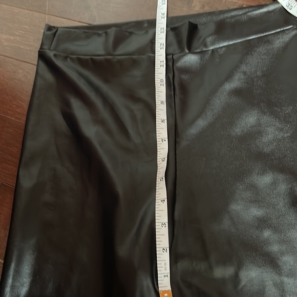 M - FAUX LEATHER leggings - Picture 5 of 6
